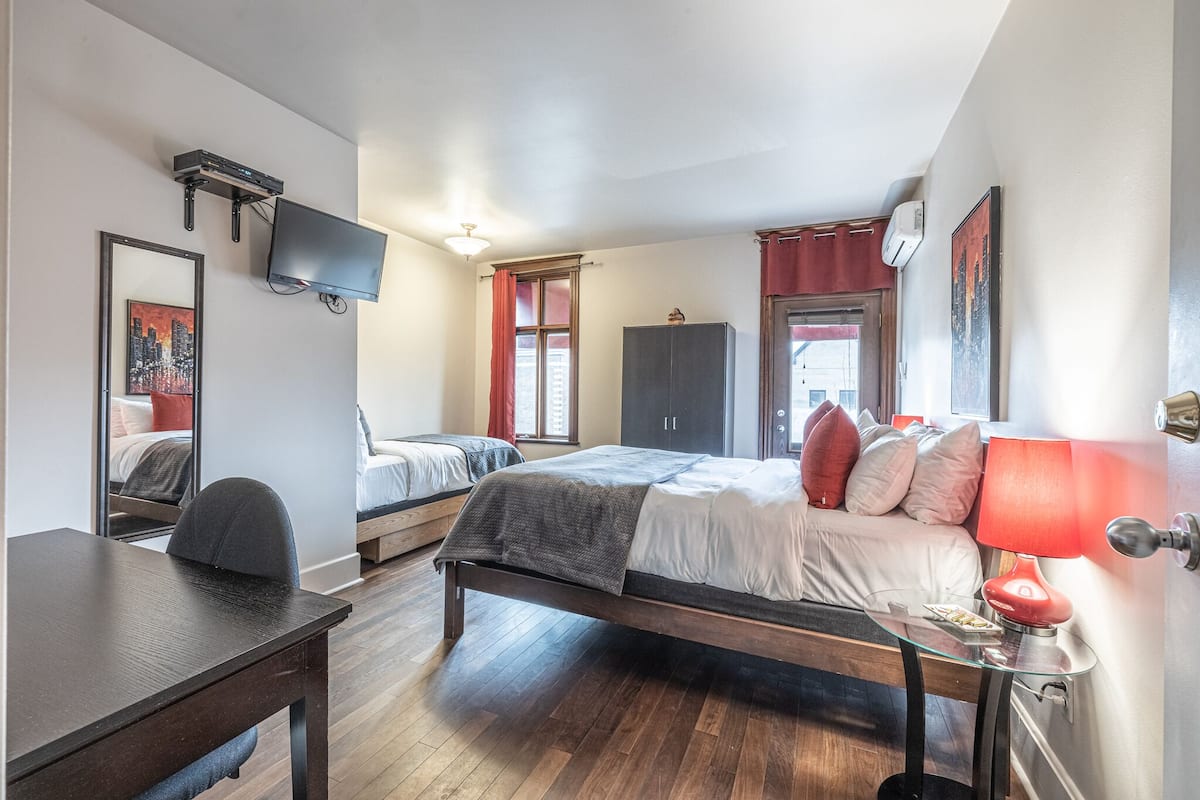 Room (1 queen and 1 single bed, Chambre 1) | In-room safe, individually decorated, individually furnished, desk