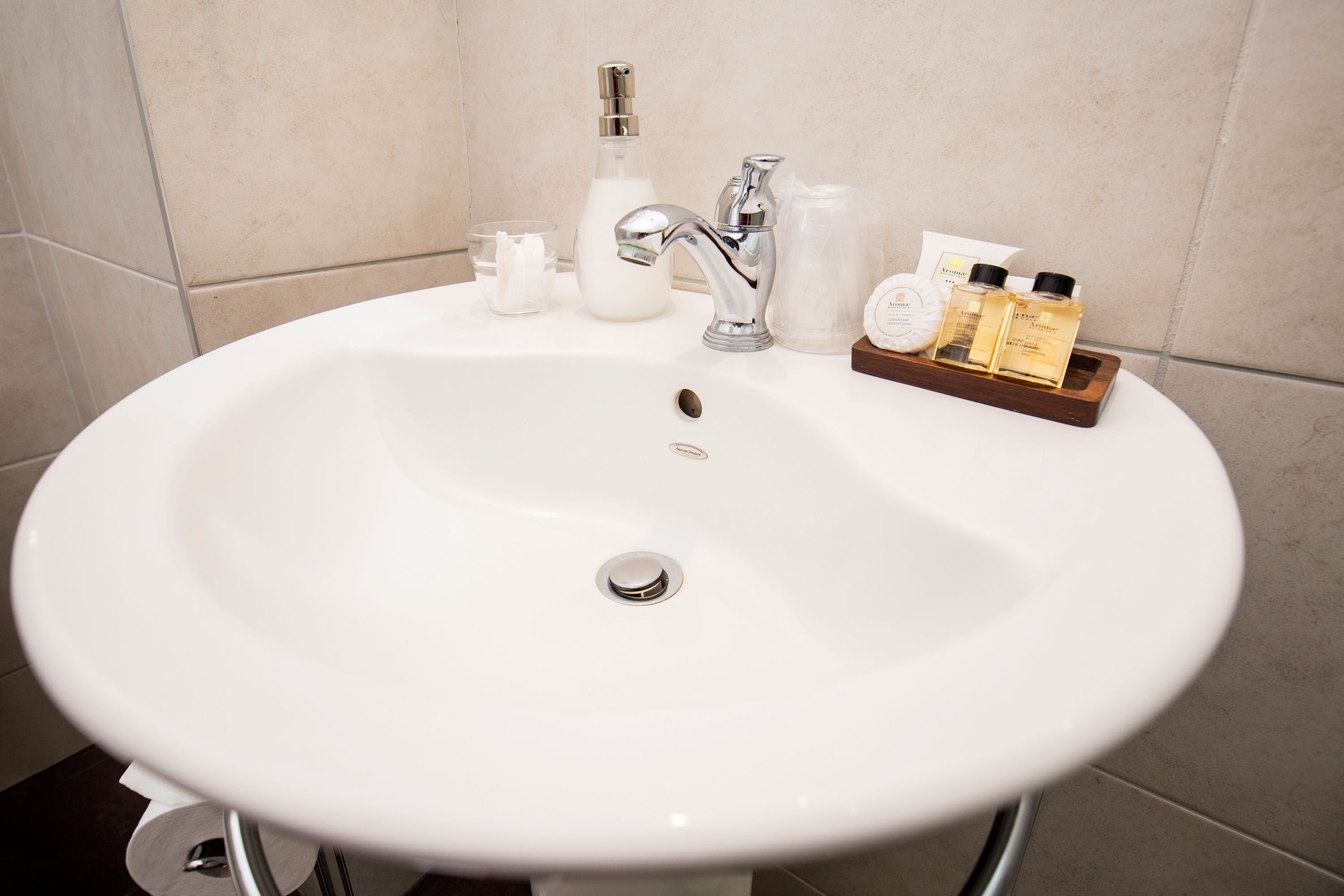 room, 1 queen bed (chambre 6) | bathroom | shower, free toiletries, hair dryer, bathrobes