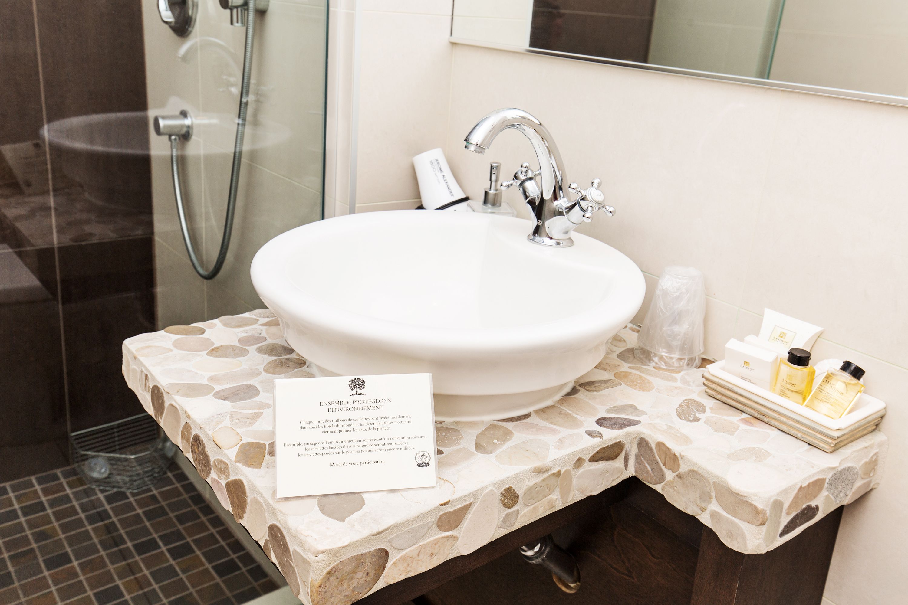 room (1 queen and 1 single bed, chambre 1) | bathroom sink