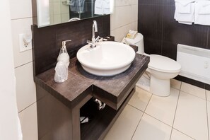 Ducha, artículos de tocador gratuitos, secador de pelo, batas