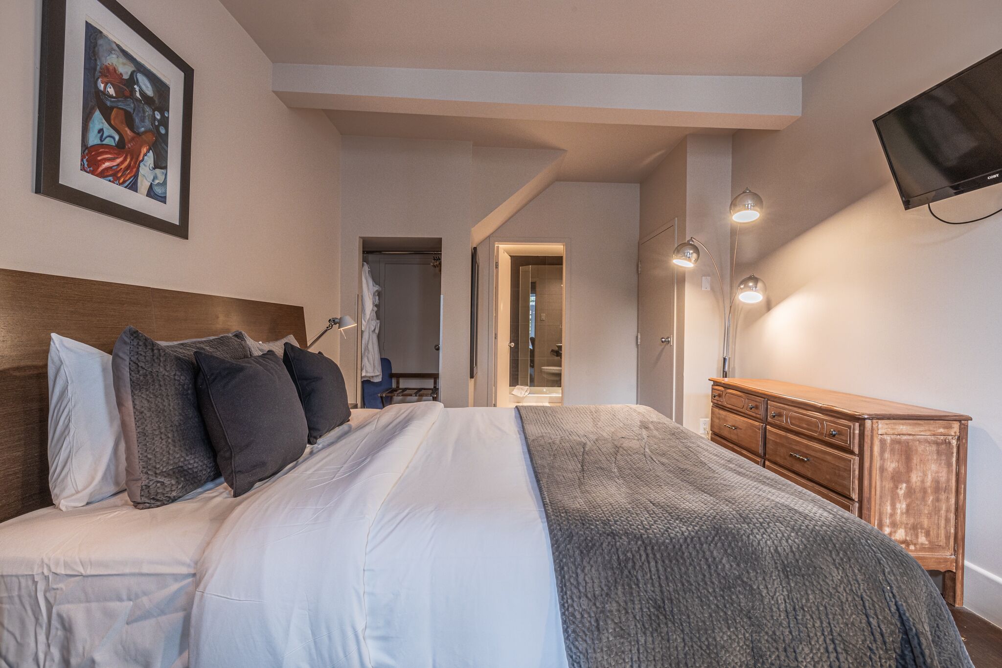 room, 1 queen bed (chambre 5) | in-room safe, individually decorated, individually furnished, desk