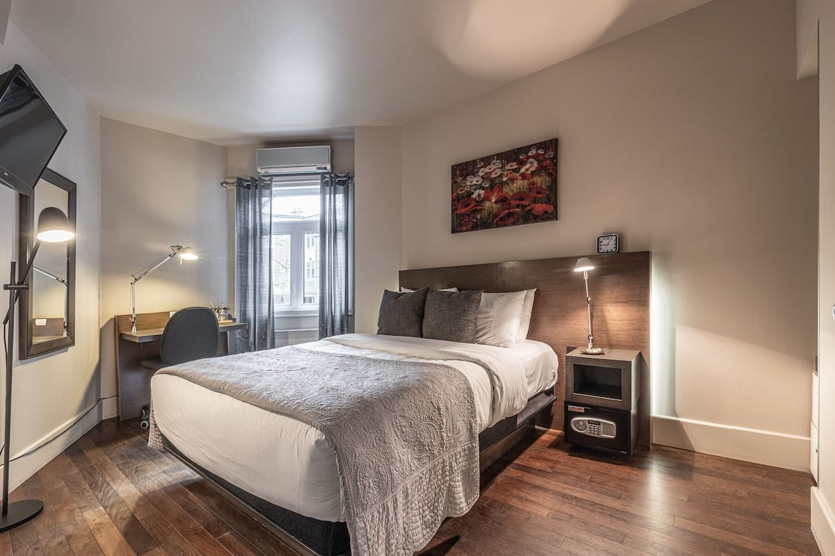 Rom, 1 queensize-seng (Chambre 7) | Safe på rommet, skrivebord, blendingsgardiner og lydisolert