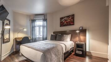 Kamer, 1 queensize bed (Chambre 7) | Een kluis op de kamer, individueel gedecoreerd, individueel gemeubileerd