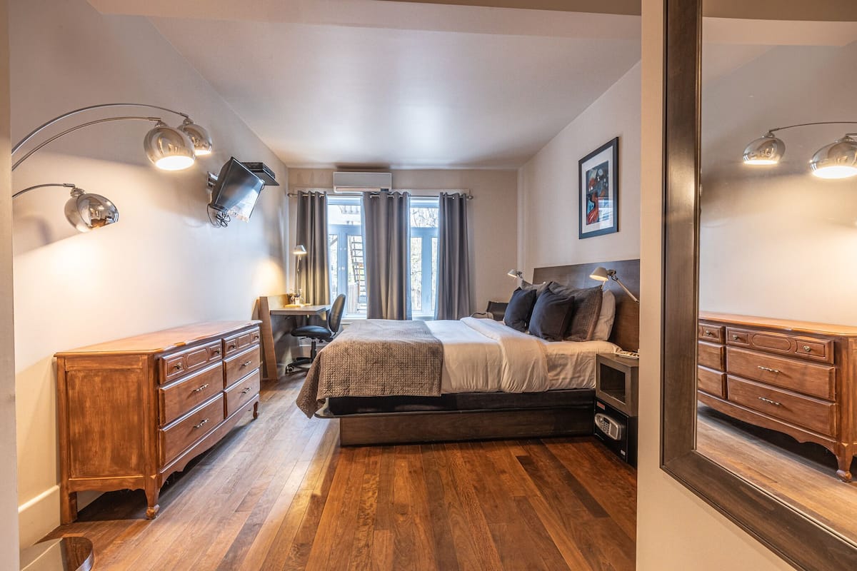 Rom, 1 queensize-seng (Chambre 5) | Safe på rommet, skrivebord, blendingsgardiner og lydisolert