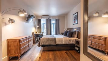 Room, 1 Queen Bed (Chambre 5) | In-room safe, individually decorated, individually furnished, desk