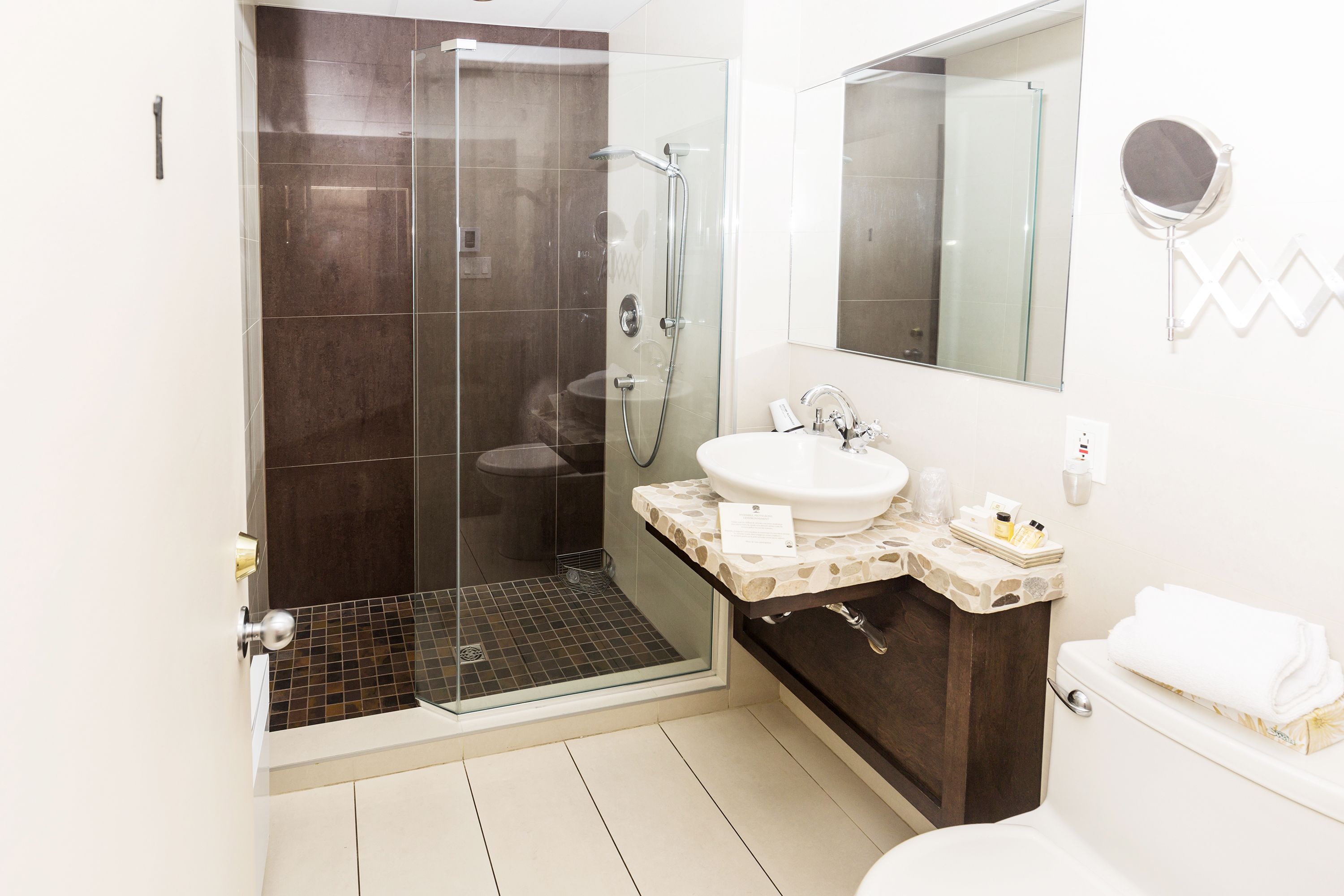room (1 queen and 1 single bed, chambre 1) | bathroom | shower, free toiletries, hair dryer, bathrobes