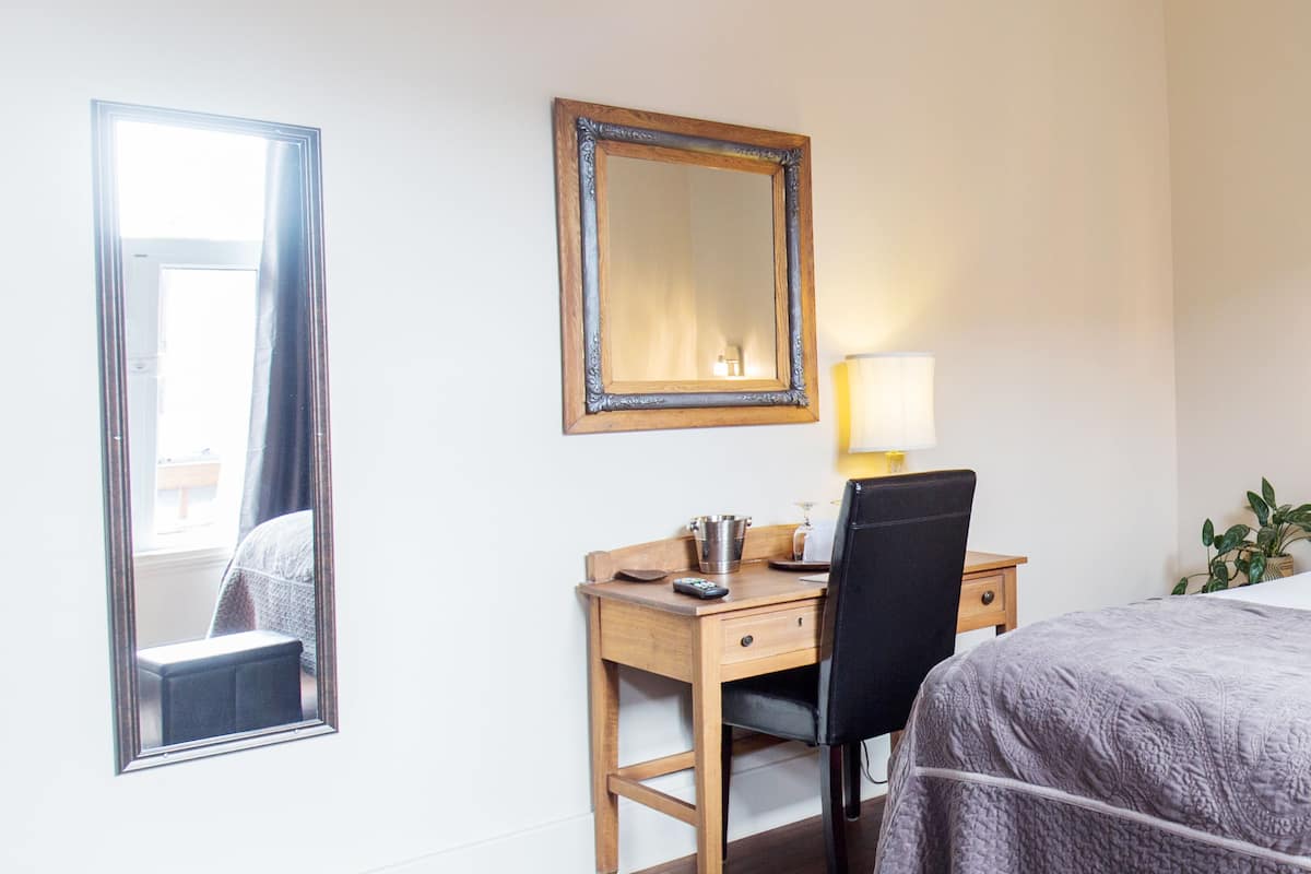 Rom, 1 queensize-seng (Chambre 4) | Safe på rommet, skrivebord, blendingsgardiner og lydisolert