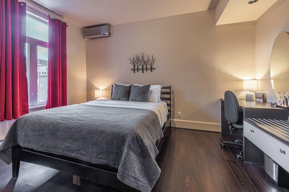 Rom, 1 queensize-seng (Chambre 3) | Safe på rommet, skrivebord, blendingsgardiner og lydisolert