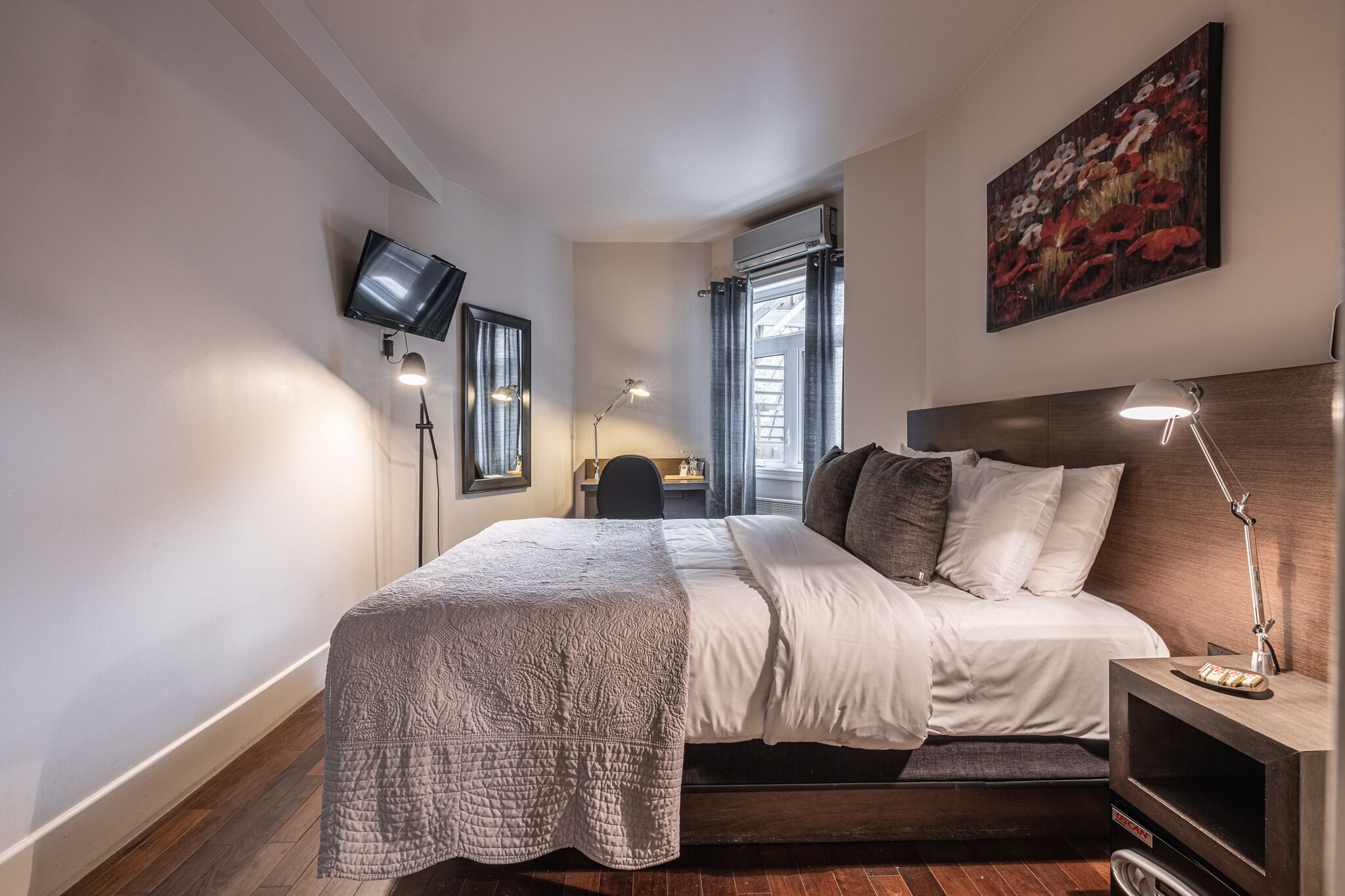 room, 1 queen bed (chambre 7) | in-room safe, individually decorated, individually furnished, desk