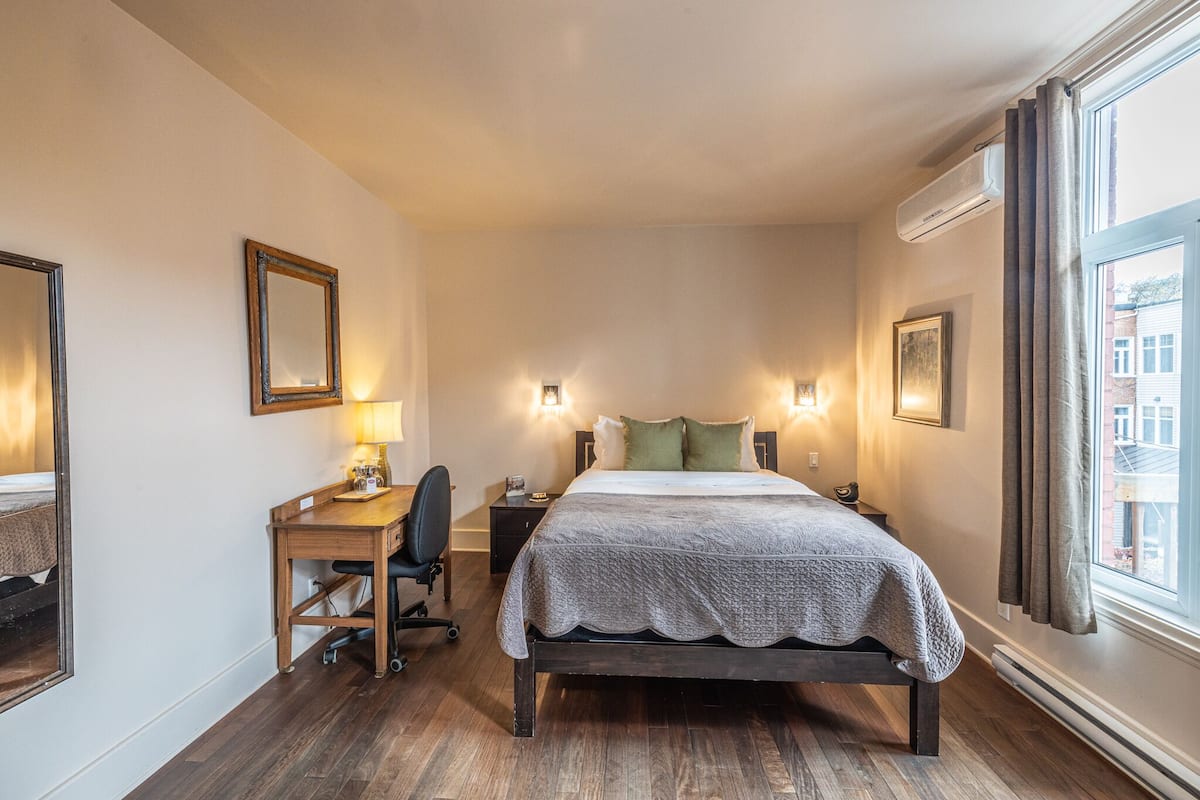 Room, 1 Queen Bed (Chambre 4) | In-room safe, individually decorated, individually furnished, desk