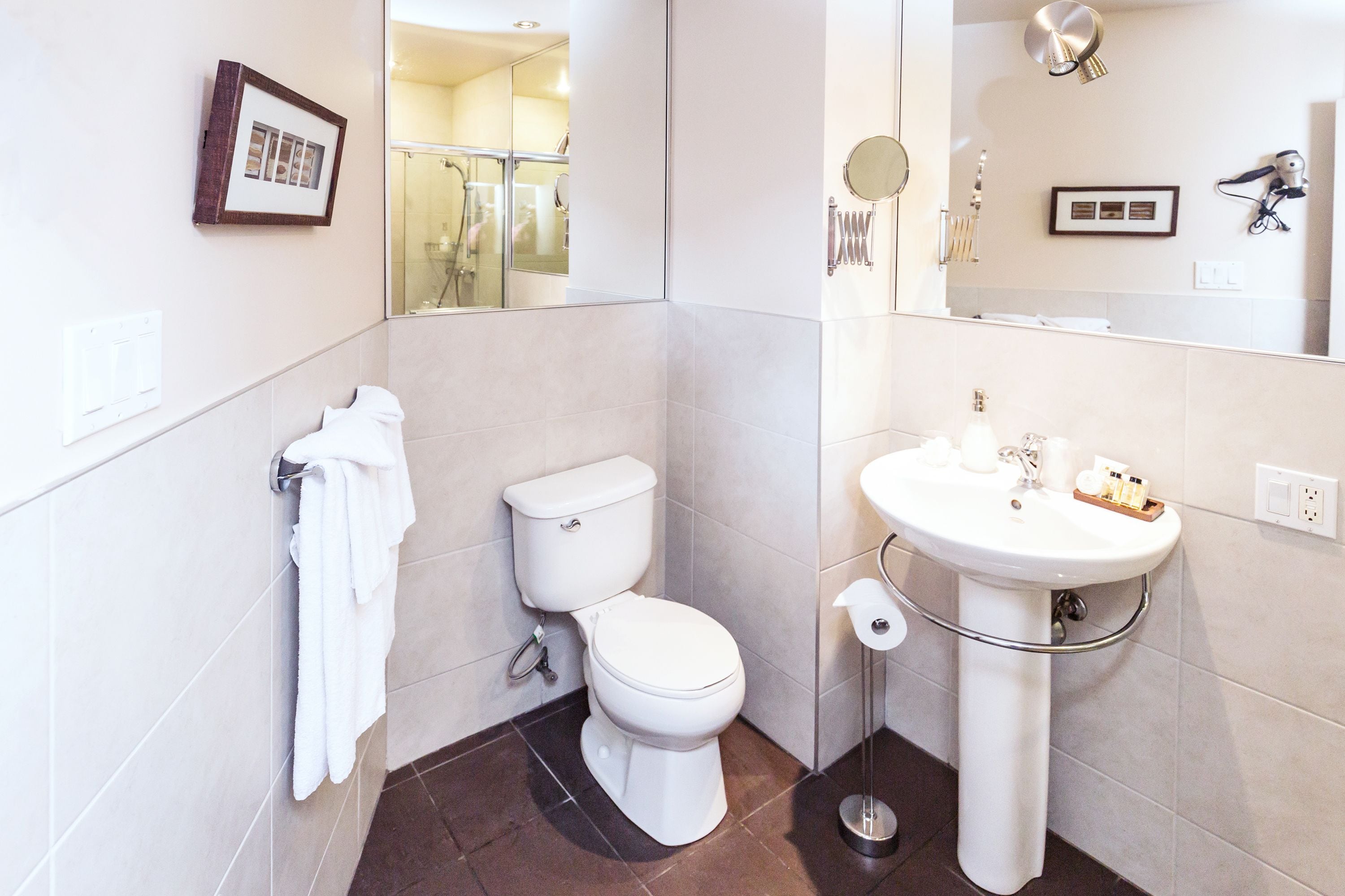 room, 1 queen bed (chambre 6) | living room | flat-screen tv