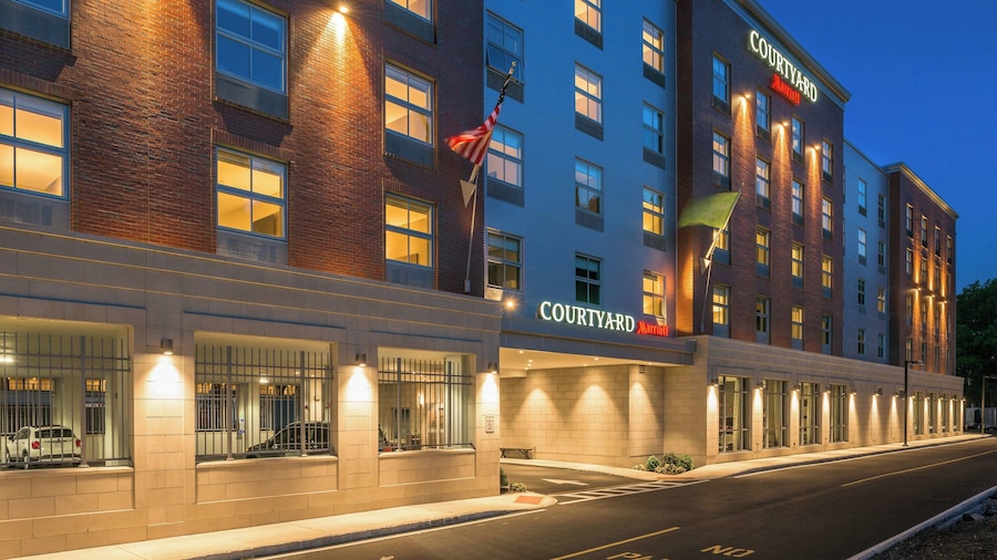 Courtyard by Marriott Edgewater NYC Area