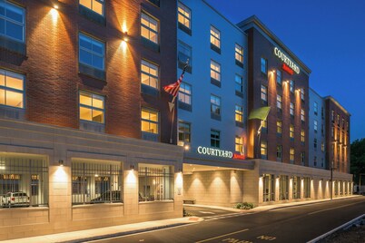 Courtyard by Marriott Edgewater NYC Area