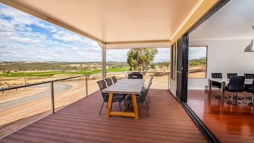 Full-sized fridge, microwave, oven, stovetop