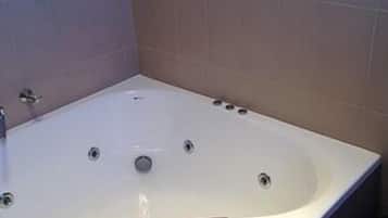 Tab mandi berpancutan