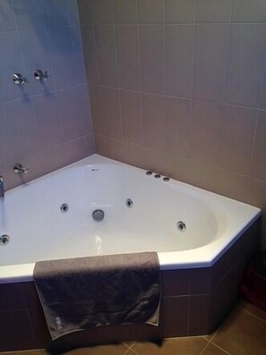 Jetted bathtub