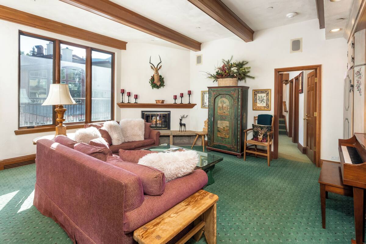 Traditional-Apartment, 2 Schlafzimmer, Balkon | Wohnbereich | Flachbildfernseher