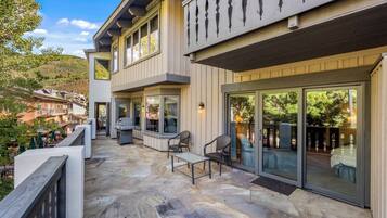 Plaza Lodge Three Bedroom | Hiên