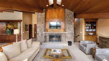 Plaza Lodge Five Bedroom | Área de sala de estar | Televisión de pantalla plana