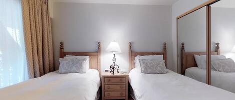 Appart'hôtel, cheminée (Bridge Street Lodge 310) | 2 chambres, literie de qualité supérieure, fer et planche à repasser