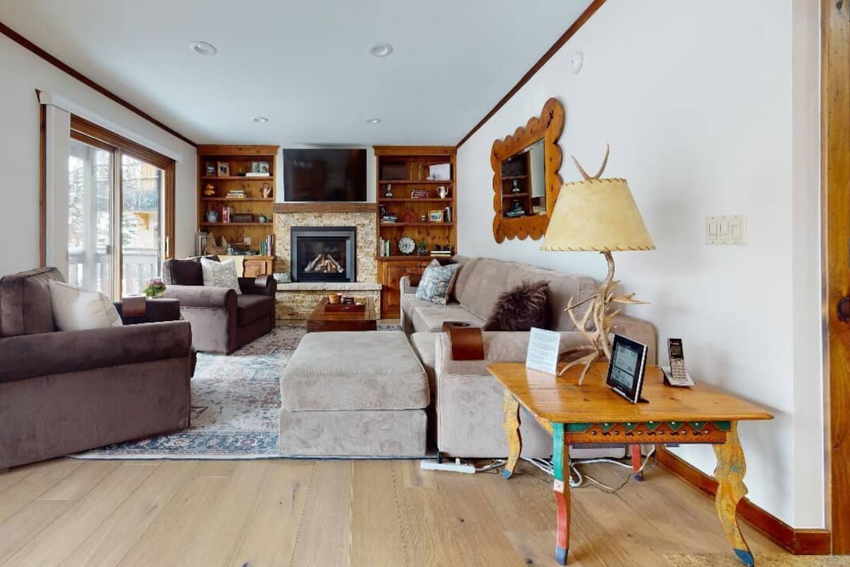 Flat-screen TV, fireplace