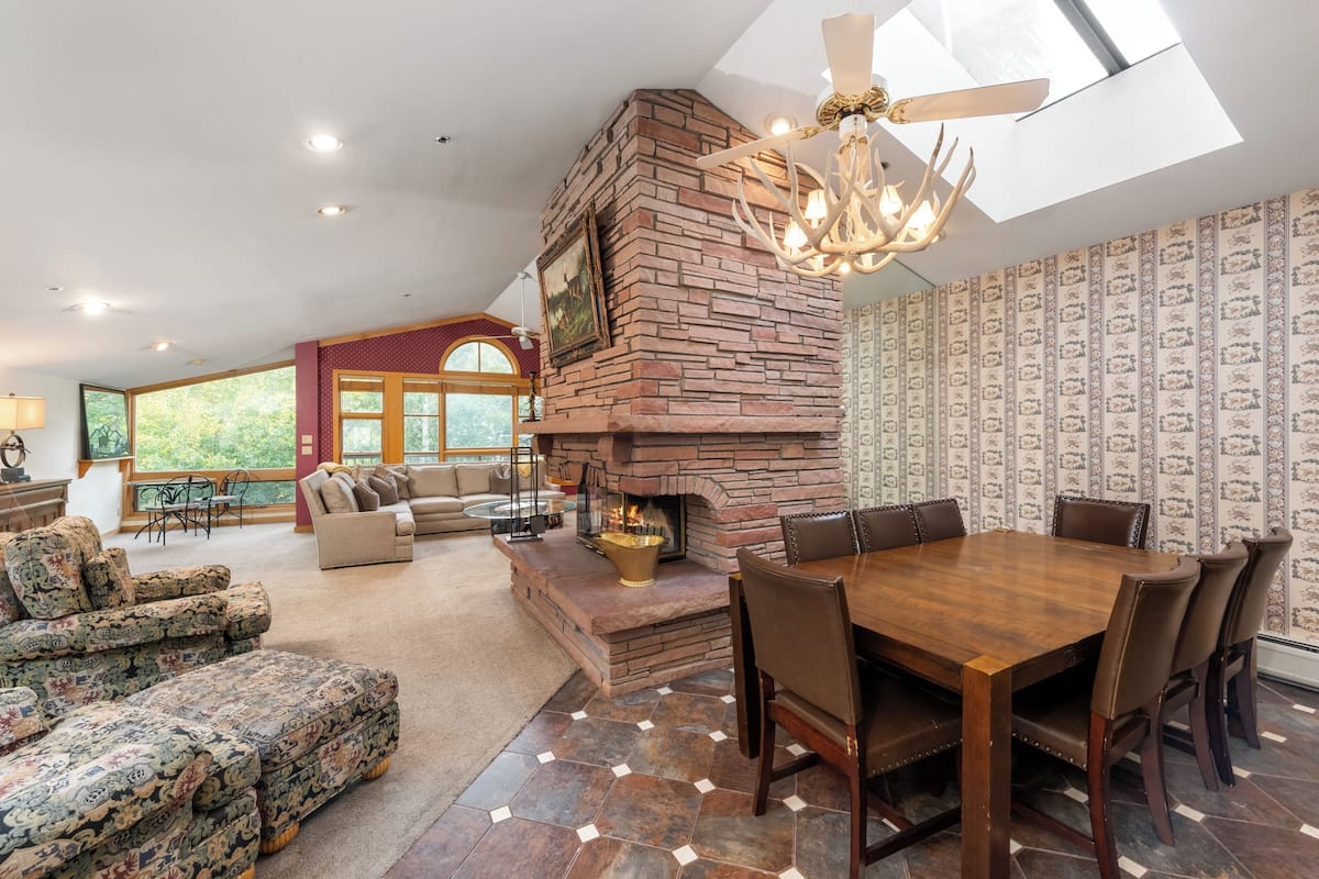 Signature Apartment, 4 Bedrooms, Mountain View | Living area | Flat-screen TV, fireplace