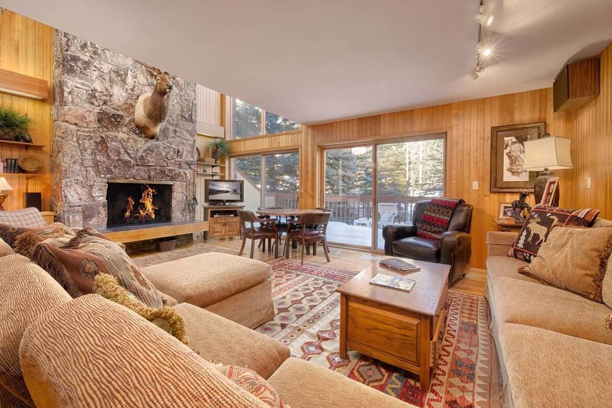 Deluxe Condo, 4 Bedrooms | Living area | DVD player