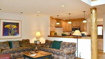 Deluxe Condo, 4 Bedrooms | Living room | DVD player