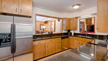 Fridge, microwave, stovetop, dishwasher