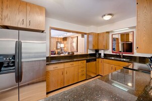 Refrigerador, microondas, placa de cocina, lavavajillas