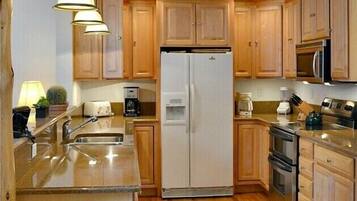 Deluxe Condo, 4 Bedrooms | Private kitchen | Fridge, microwave, stovetop, dishwasher