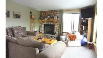 House, 4 Bedrooms | Living area