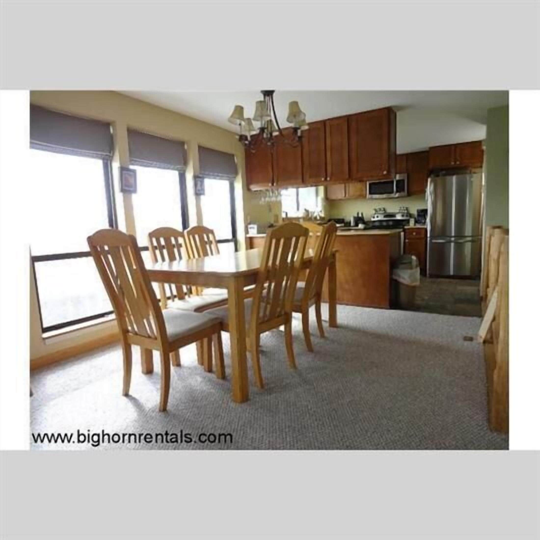 منزل - ٤ غرف نوم | تناول الطعام داخل الغرفة