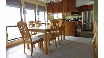 House, 4 Bedrooms | In-room dining