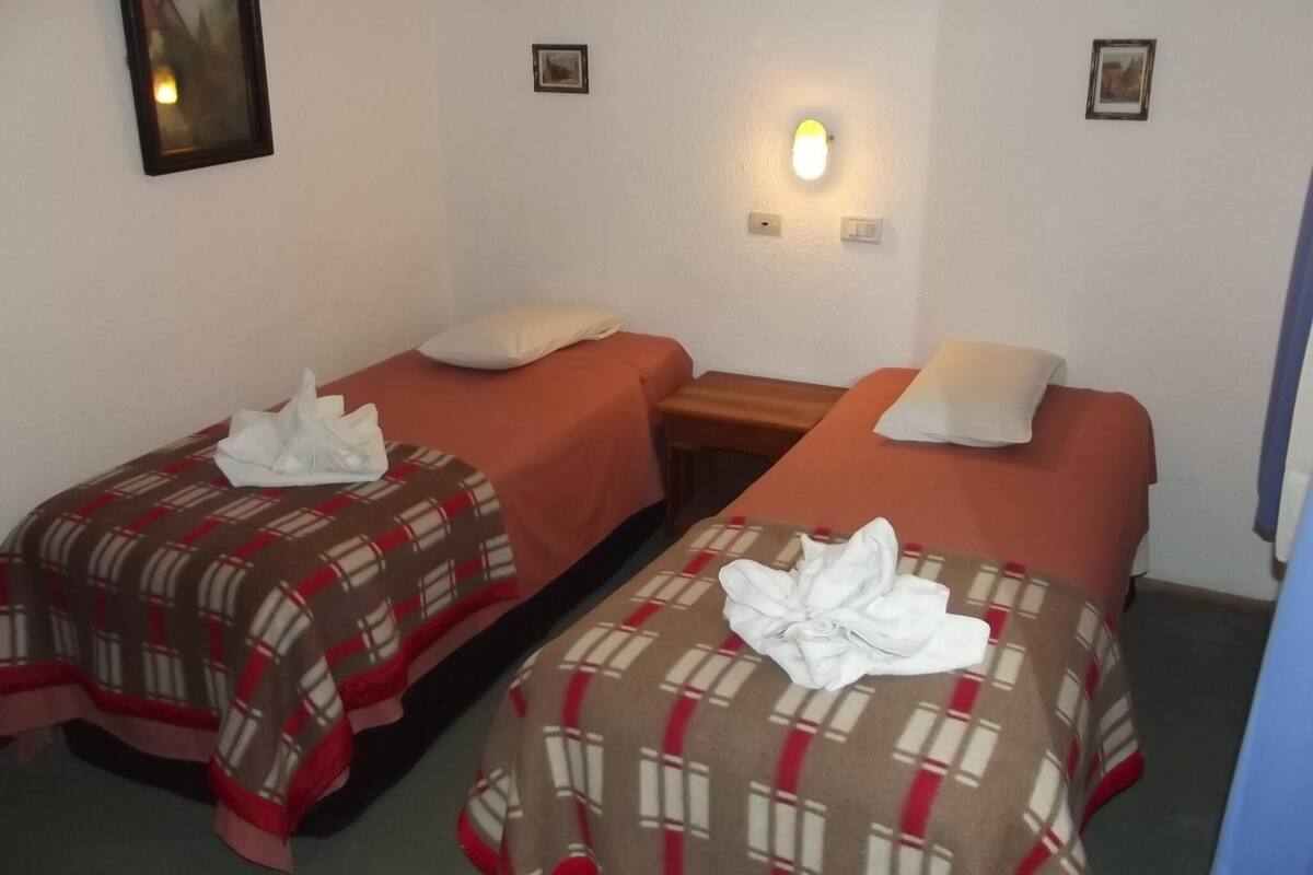 Caja de seguridad en la habitación, wifi gratis y ropa de cama