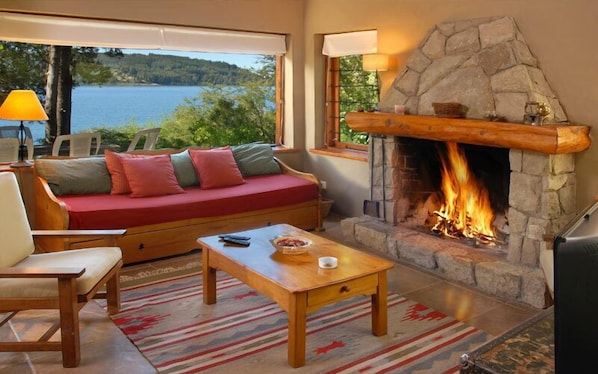 Standard Cabin | Living room | Flat-screen TV - Bahia Protegida (San Carlos de Bariloche)