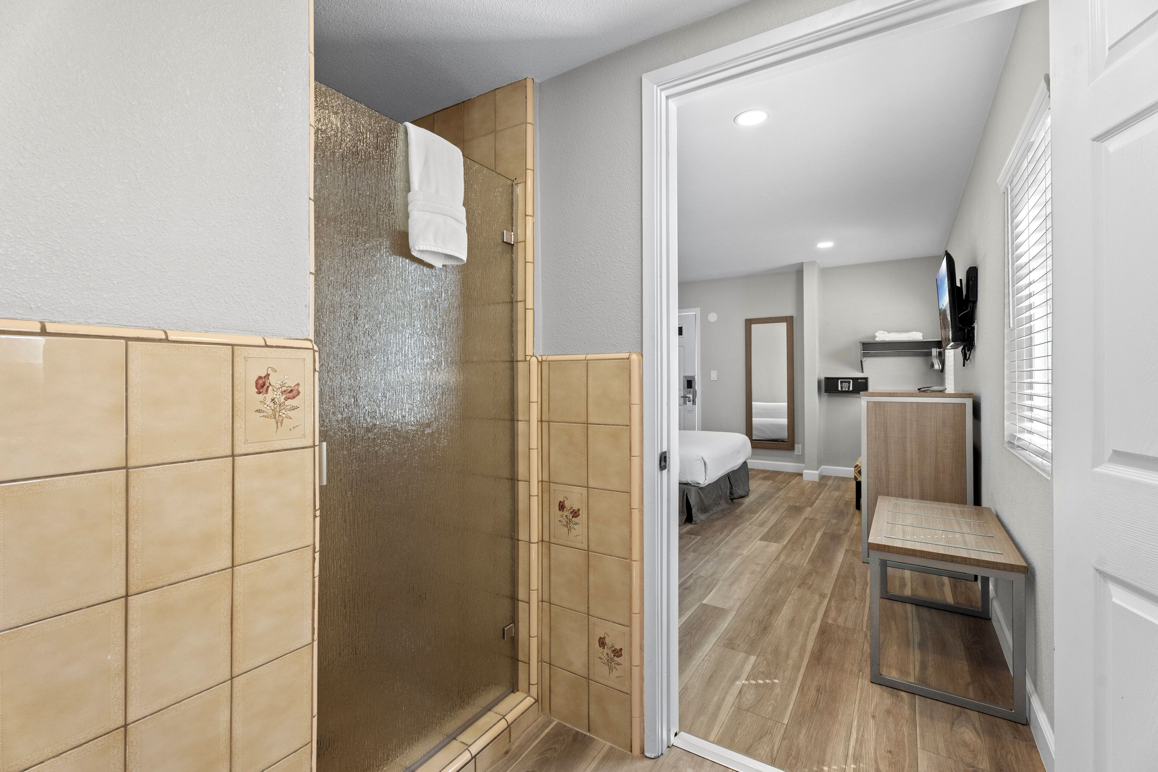 Premium Room | Bathroom | Free toiletries, hair dryer