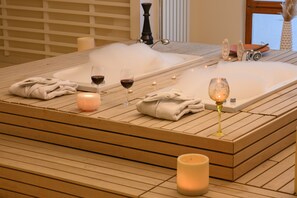 A wooden spa tub with towels, candles, and glasses of wine. - Monte Baia Uludag (Bursa)