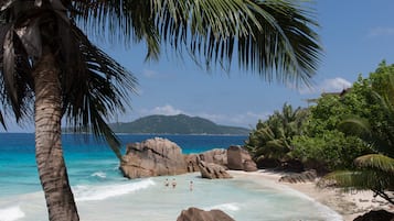 Nära stranden och vit sandstrand