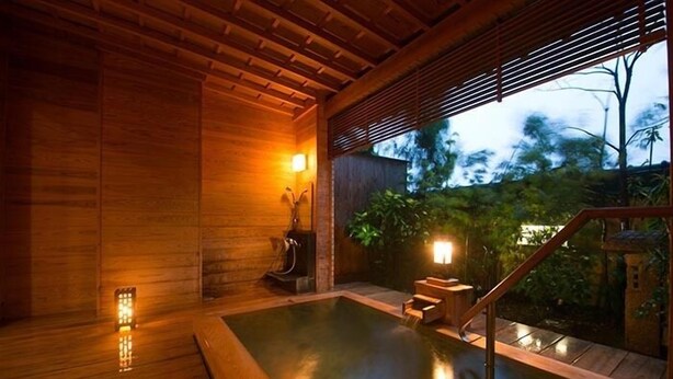 A wooden spa with a hot tub, wooden flooring, and a view of the outdoors. - Ibusuki Shusuien (Ibusuki)