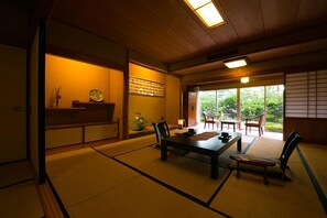 传统客房, 无烟房, 连通房 (Japanese Style) | 起居区 | 37-英寸液晶电视 （配备卫星频道）、 电视