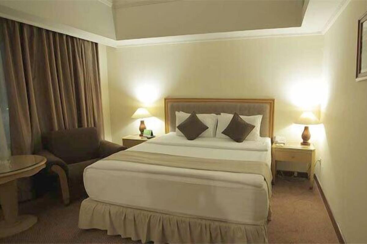 Desk, free WiFi, bed sheets