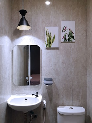 Shower, free toiletries, slippers, towels - Wow! Hotel (Jakarta)