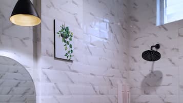 Deluxe Double Room | Bathroom shower