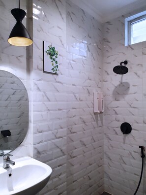 Deluxe Double Room | Bathroom shower - Wow! Hotel (Jakarta)