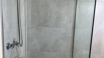 Shower, free toiletries, towels