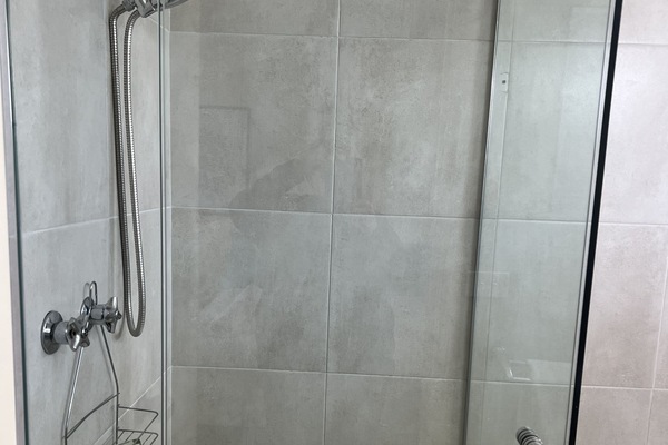Shower, free toiletries, towels