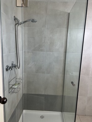 Shower, free toiletries, towels - Woodmans Hill Motel (Warrenheip)