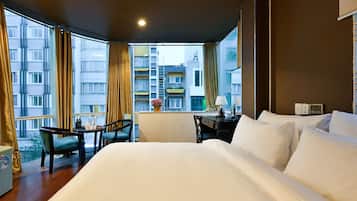 Suite estudio junior, vistas a la ciudad (with complimentary daily) | Minibar, caja fuerte, escritorio y sistema de insonorización