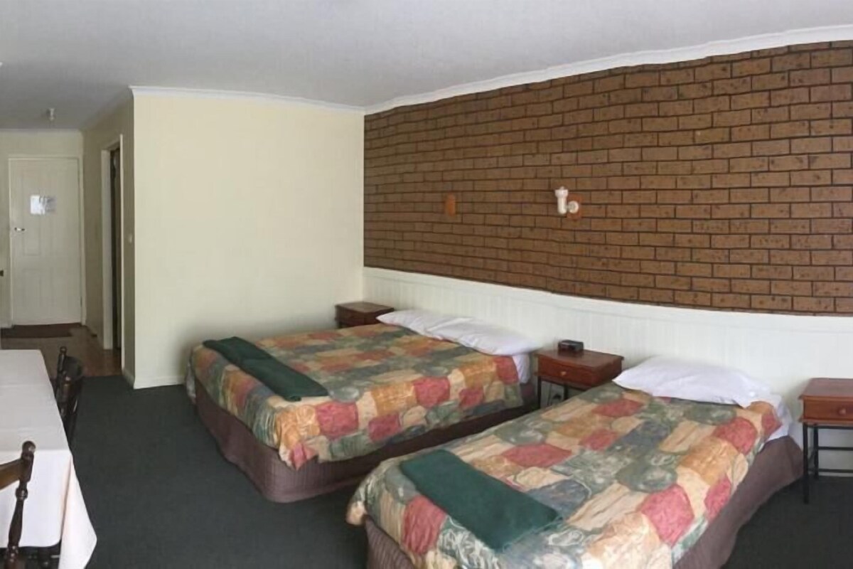 Triple Room | Desk, iron/ironing board, bed sheets